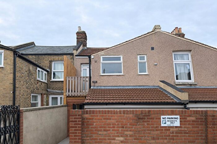 2 Bedroom Apartment To Rent In Lakedale Road, London, SE18