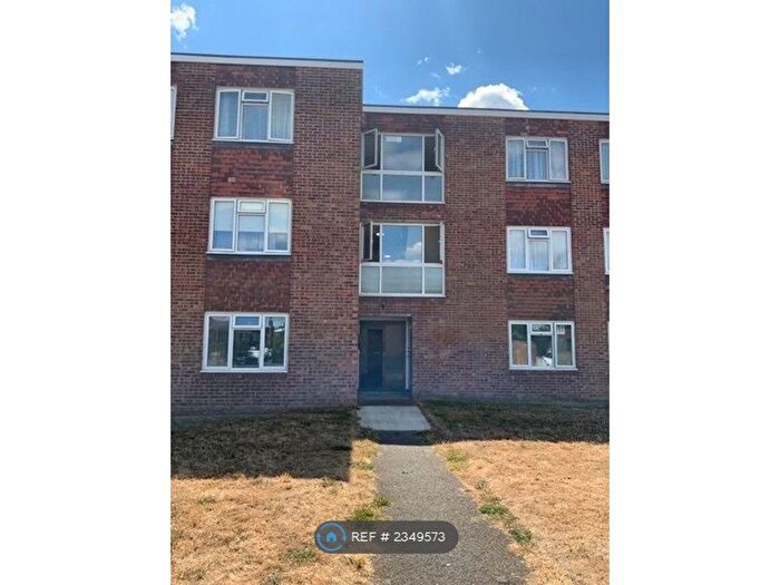 3 Bedroom Flat To Rent In Roman Way, Farnham, GU9