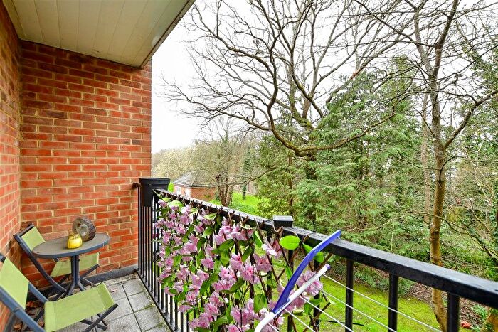 2 Bedroom Flat For Sale In Woodfield Road, Crawley, West Sussex, RH10