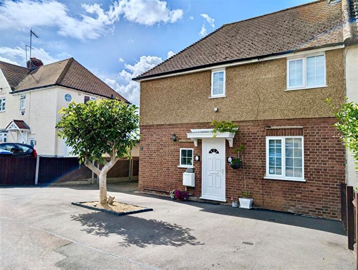3 Bedroom House For Sale In Allmains Close, Nazeing, EN9