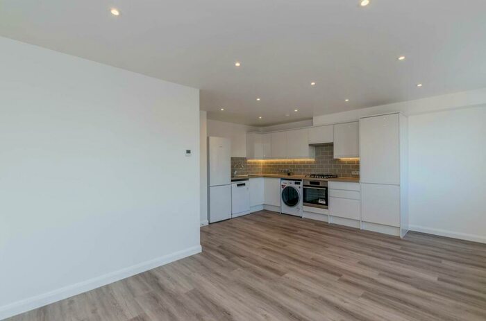 2 Bedroom Flat To Rent In Queens Walk, Harrow, HA1