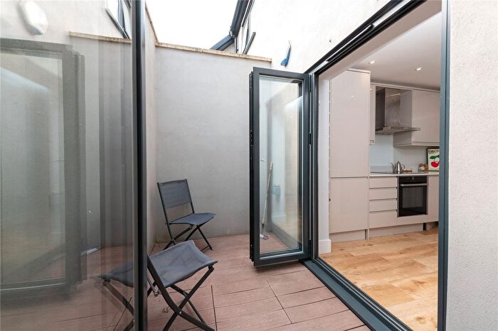 2 Bedroom Garage / Parking To Rent In Dafson Heights, CR4
