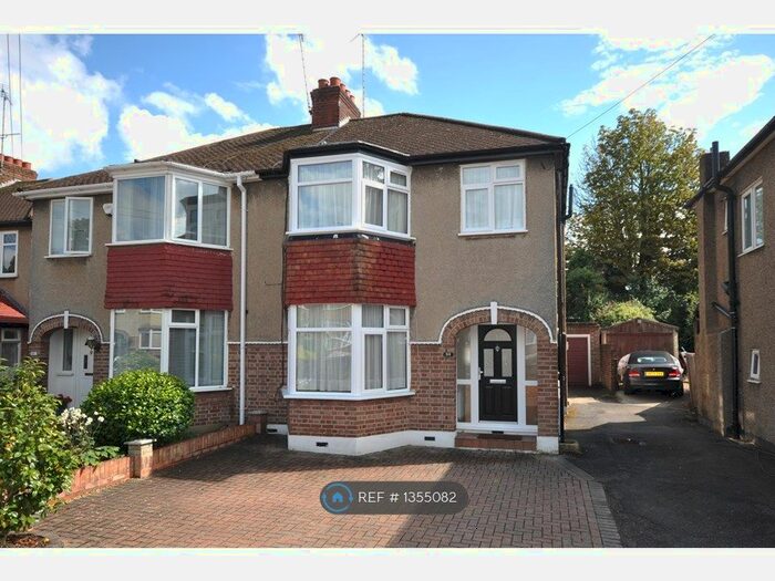 4 Bedroom Semi-Detached House To Rent In Cotswold Close, Uxbridge, UB8