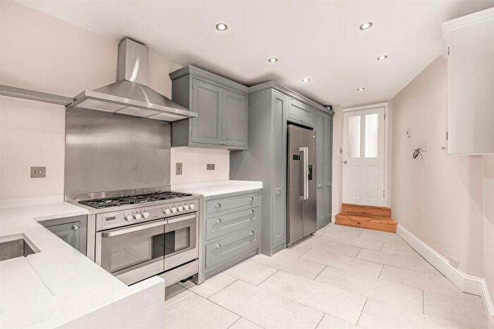 2 Bedroom Flat To Rent In Elm Road, East Sheen, SW14