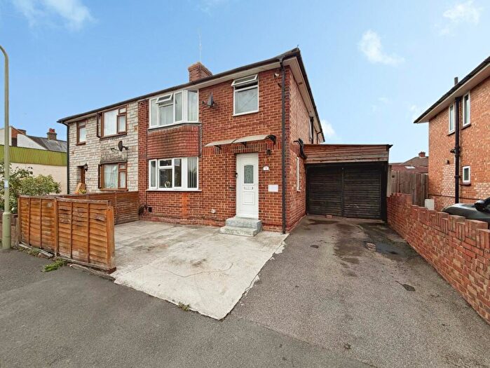 3 Bedroom Semi Detached House For Sale In Institute Road, Aldershot, GU12