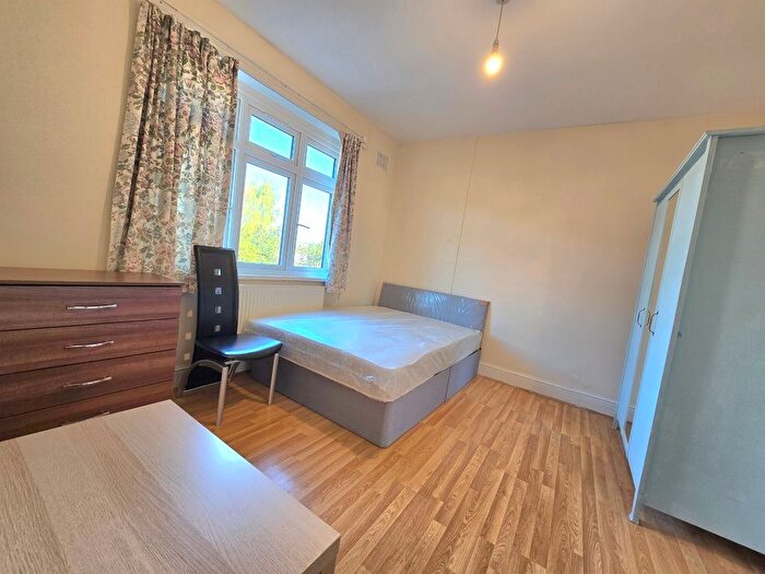 2 Bedroom Flat To Rent In Dallas Road, London, NW4