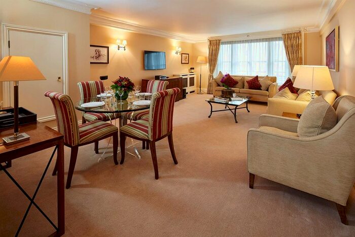 2 Bedroom Flat To Rent In Hyde Park Gate, London, SW7