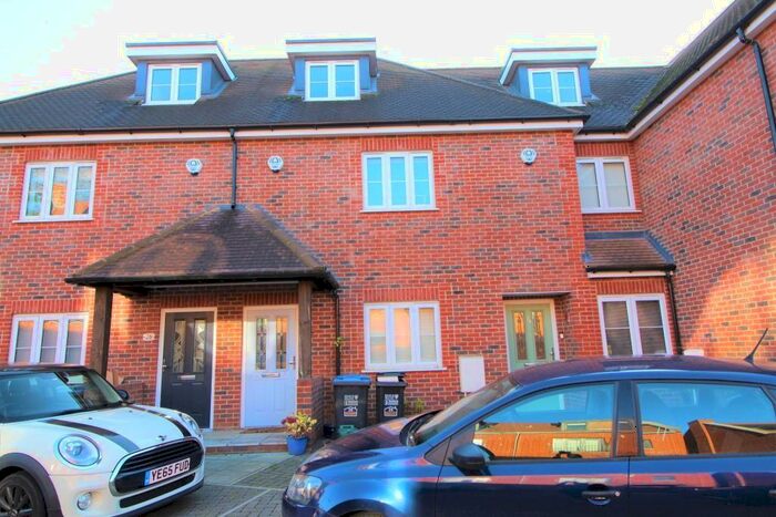 3 Bedroom Terraced House To Rent In Green Close, Brookmans Park, AL9