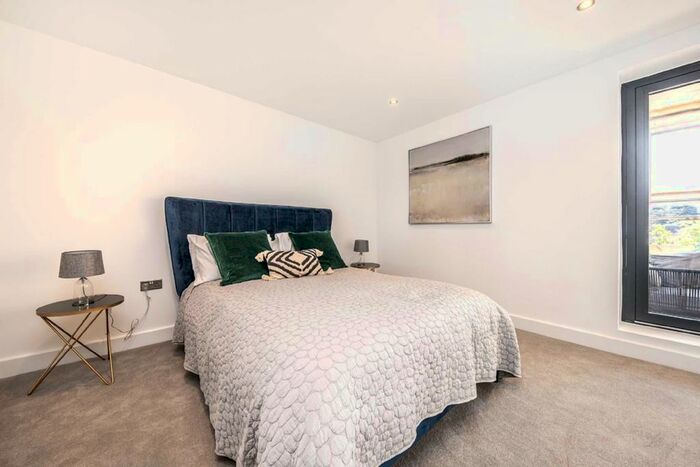 2 Bedroom Flat For Sale In High Street, Weybridge, KT13