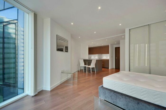 Apartment To Rent In Pinnacle Apartments, Saffron Central Square, Croydon, CR0