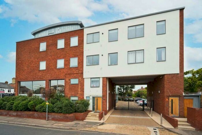 3 Bedroom Flat To Rent In Pemberton Road, East Molesey, KT8