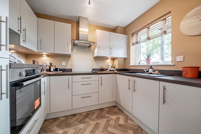 2 Bedroom Flat For Sale In Palmers Fields Avenue, Chichester, PO19