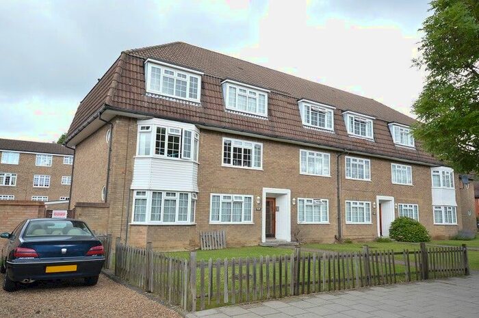 2 Bedroom Flat To Rent In Bray Court, North Parade, Chessington, Surrey, KT9