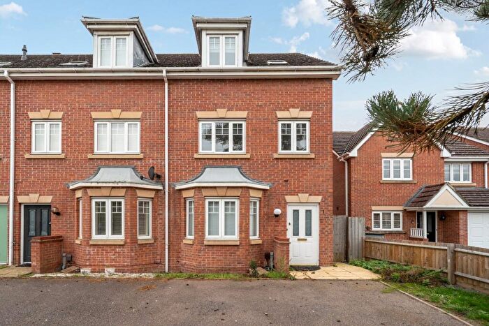 3 Bedroom Town House For Sale In Beaumont Road, Flitwick, MK45
