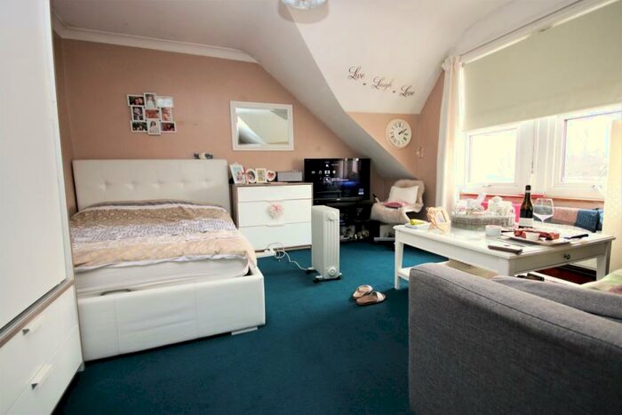 Flat To Rent In Church Lane, Turnpike Lane, N8