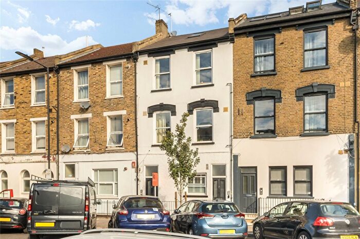 2 Bedroom Flat For Sale In Median Road, London, E5