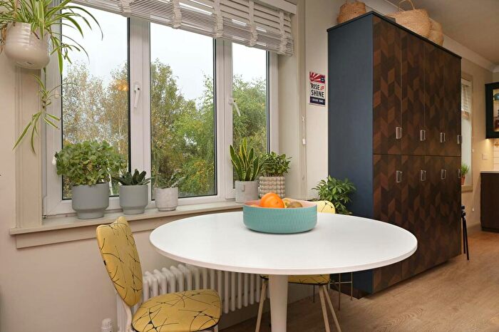 2 Bedroom Flat For Sale In Carrick Knowe Road, Carrick Knowe, Edinburgh, EH12