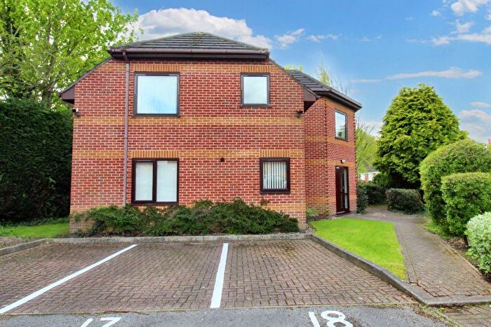 2 Bedroom Flat To Rent In Park View Court, Chilwell, NG9