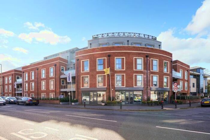 3 Bedroom Flat To Rent In Landmark Court, Queens Road, Weybridge, KT13