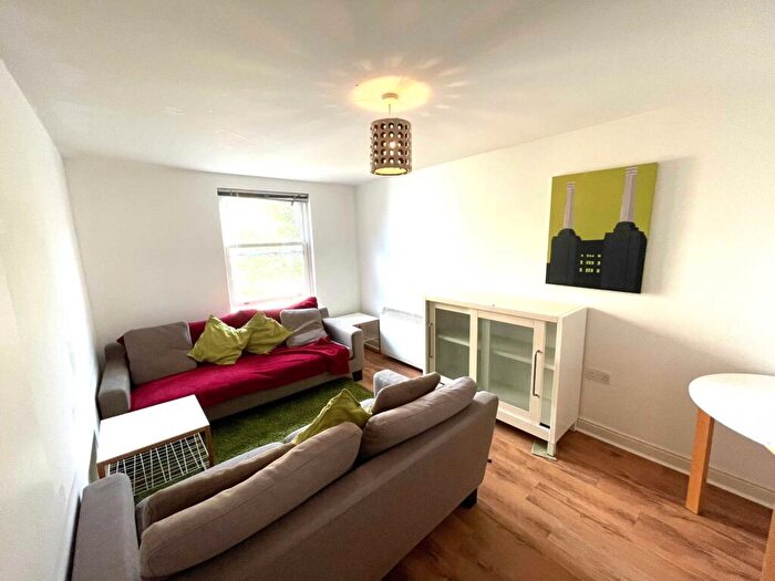 3 Bedroom Apartment To Rent In St Andrew`s Close, Canterbury, CT1