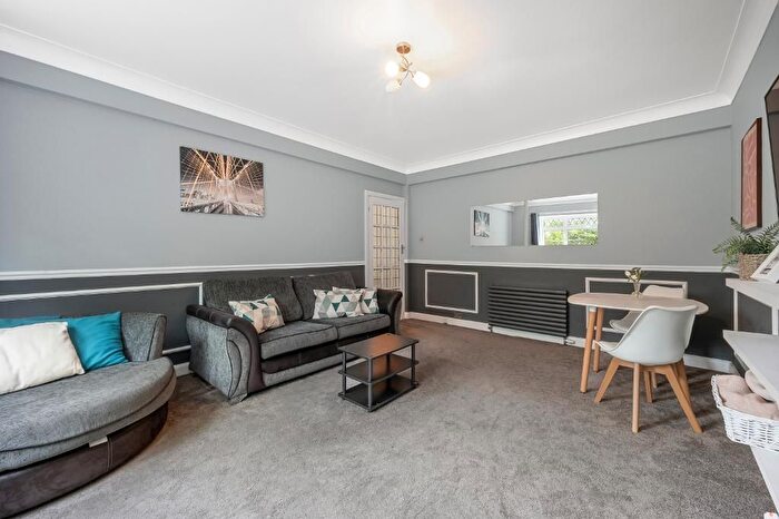 2 Bedroom Flat For Sale In Bushey Road, Raynes Park, London, SW20