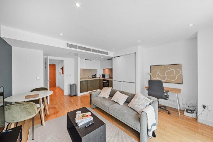 1 Bedroom Apartment To Rent In Landmark East Tower, Marsh Wall, E14