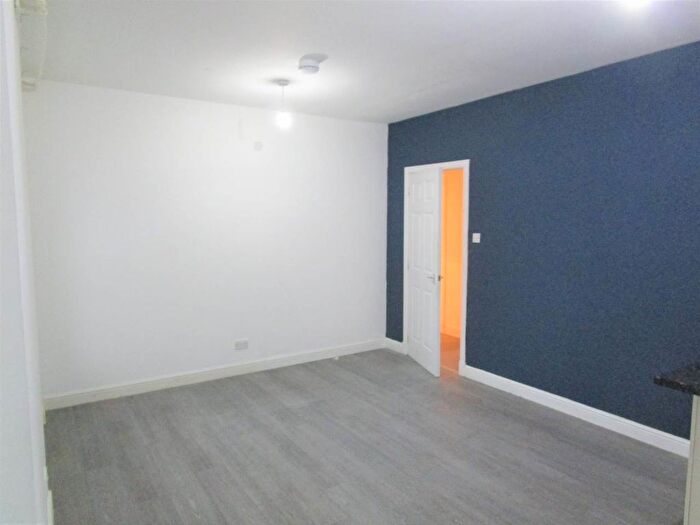 3 Bedroom Flat To Rent In Lyon Street, Dundee, DD4