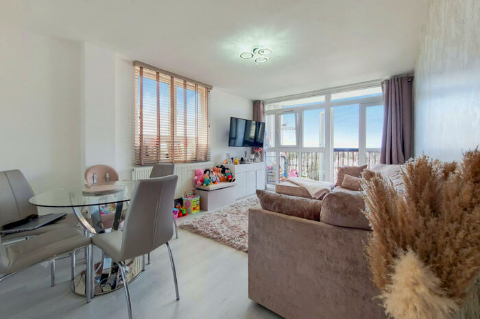 2 Bedroom Flat To Rent In Bostall Lane, Abbey Wood, London, SE2