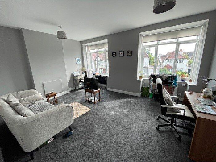 2 Bedroom Flat To Rent In Hale Lane, Mill Hill, NW7