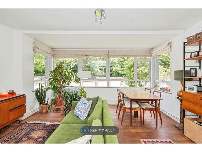 3 Bedroom Flat To Rent In Raleigh Court, London, SE19