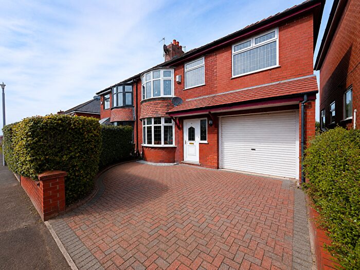 4 Bedroom Semi-Detached House For Sale In Birch Avenue, Chadderton, Oldham, OL1