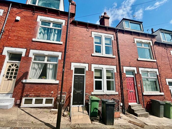 4 Bedroom Property To Rent In Featherbank Grove, Horsforth, Leeds, LS18