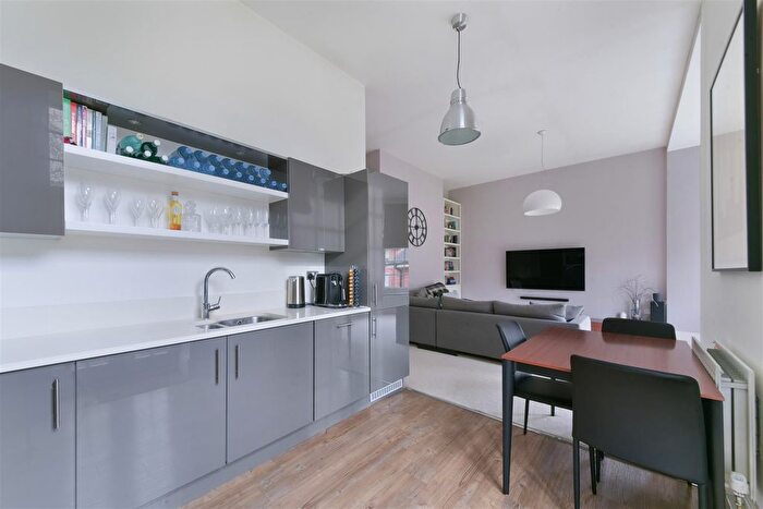 2 Bedroom Flat For Sale In Glanville Way, Epsom, KT19