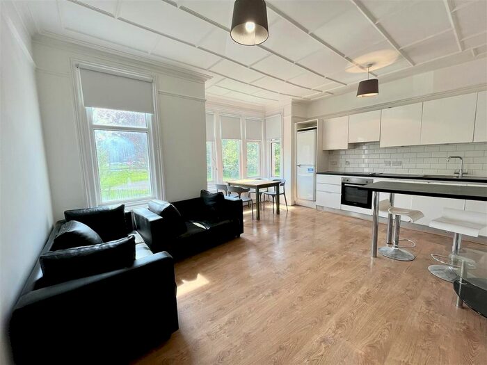 3 Bedroom Flat To Rent In Tewkesbury Terrace, Bounds Green, N11