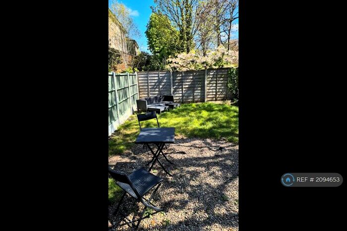 Studio To Rent In St. Pauls Road, London, N1