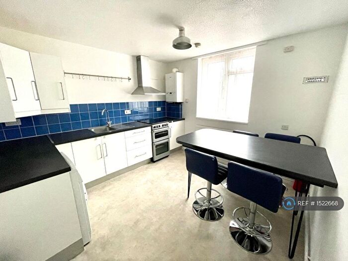 2 Bedroom Flat To Rent In Chates Farm Court, Brighton, BN2