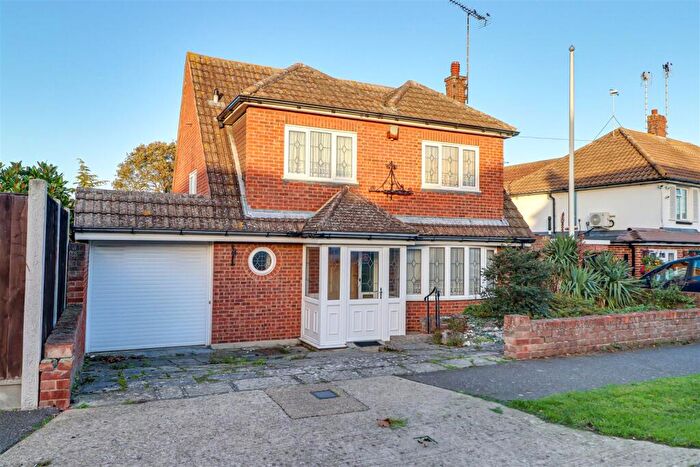 3 Bedroom Detached House For Sale In St. Davids Drive, Leigh-On-Sea, SS9