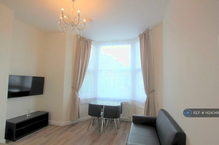 2 Bedroom Flat To Rent In Thurlow Park Road, London, SE21