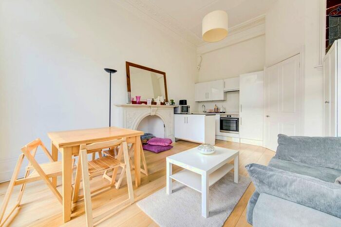 2 Bedroom Flat To Rent In Redcliffe Square, Chelsea, London, SW10