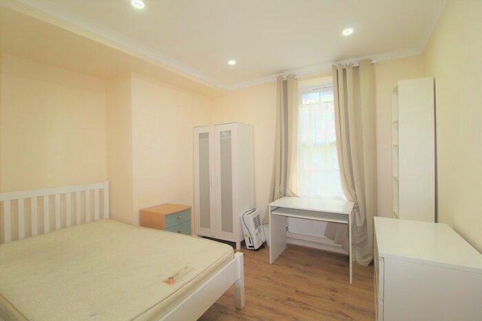 3 Bedroom Flat To Rent In Hankey Place, Southwark, London, SE1