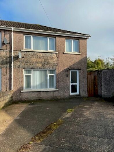 3 Bedroom Semi-Detached House To Rent In Redlands Close, Pencoed, Bridgend, CF35