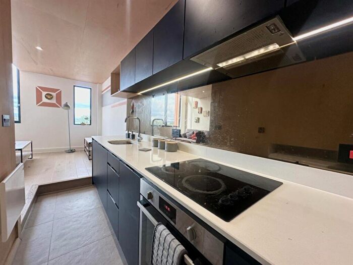 2 Bedroom Apartment For Sale In Spinners Way, Manchester, M15