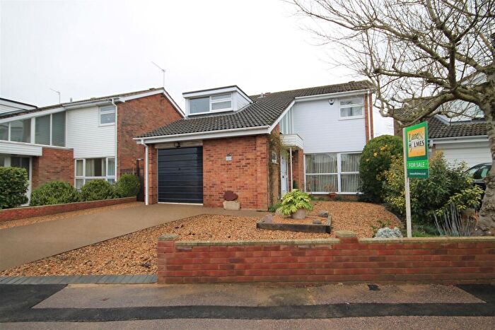 4 Bedroom Detached House For Sale In Irthing Close, Bedford, MK41