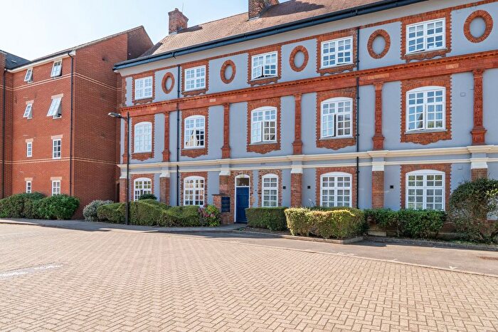 2 Bedroom Flat For Sale In Bennett Crescent, Oxford, OX4