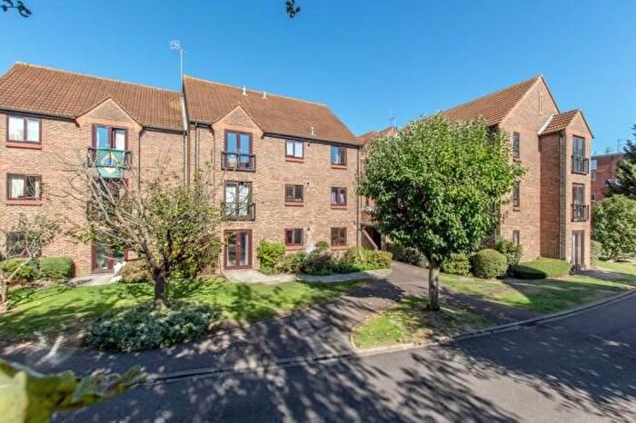 2 Bedroom Flat To Rent In Halsey Road, Watford, WD18