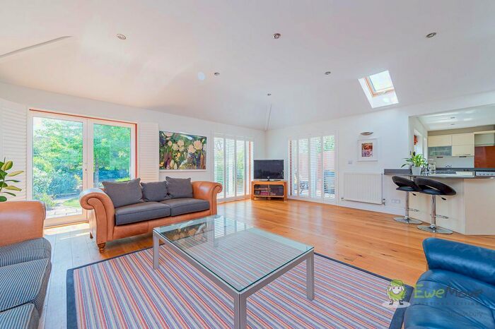 4 Bedroom Detached House For Sale In Bank Farm Road, Shrewsbury, SY3
