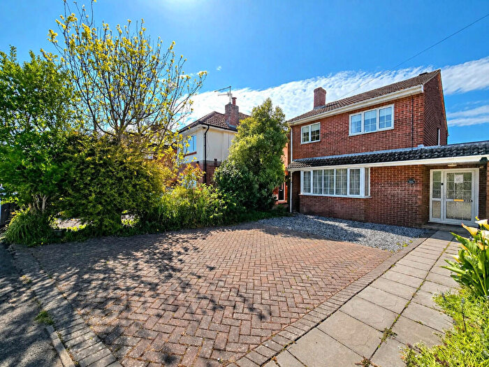 3 Bedroom Link Detached House For Sale In Fernside Road, Oakdale, BH15