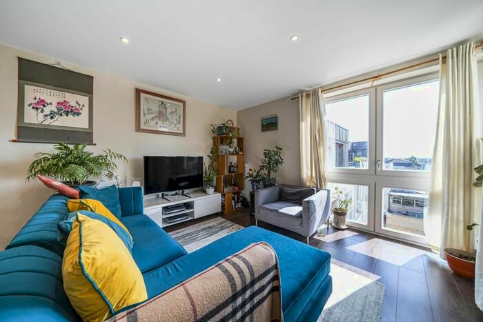 2 Bedroom Flat To Rent In Garden Road, Richmond, TW9