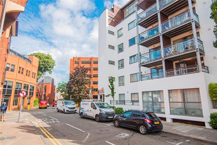 2 Bedroom Apartment For Sale In The Bittoms, Kingston Upon Thames, KT1