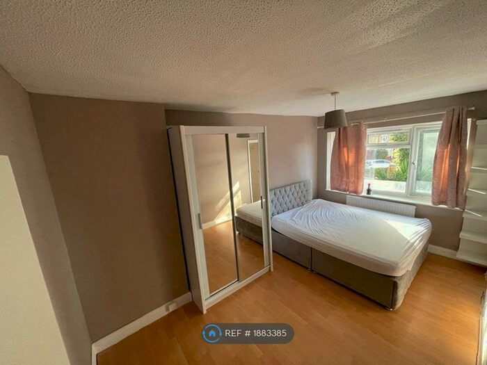 3 Bedroom Flat To Rent In East Ham, London, E6